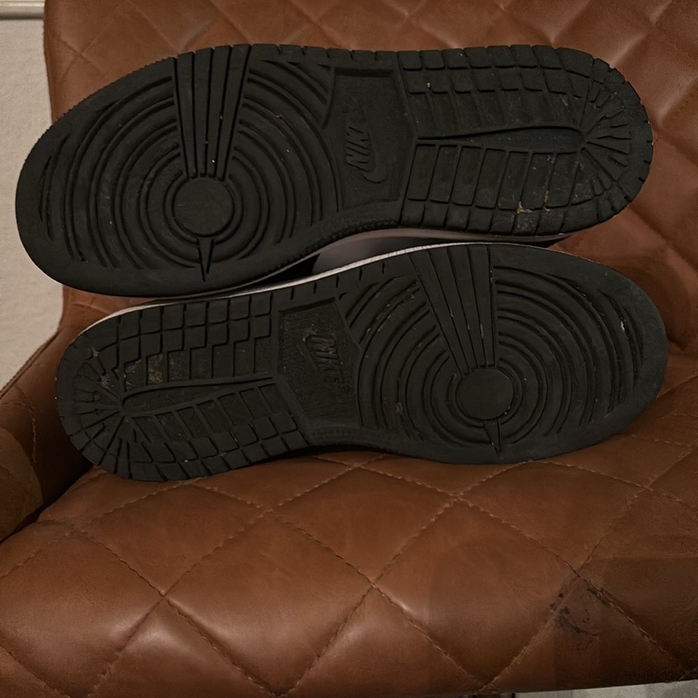 Jordan 1s size 5y, smoke free home. Great condition 9-10!! - Picture 3 of 5